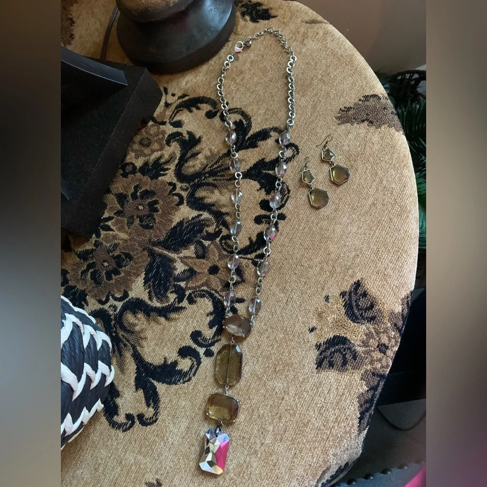 BEAUTIFUL SHADES OF TOPAZ NECKLACE & EARRINGS. MEASURES APPROX 20” L. STUNNING❤️